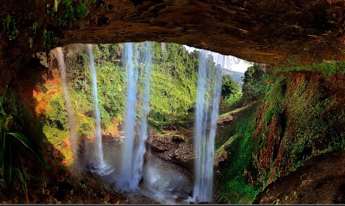DaK G'Lun の雄大な美しさ . 滝