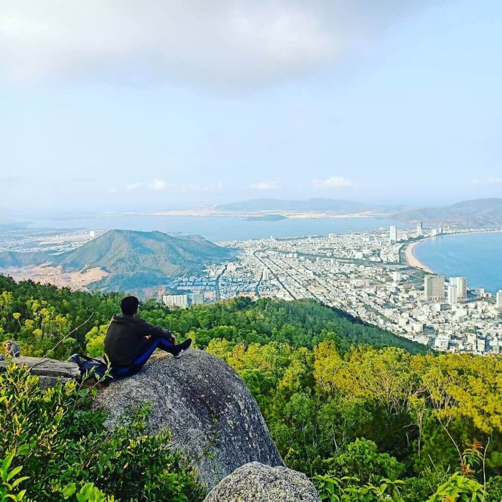 또한 Vung Chua Quy Nhon 산에 오면 다양한 초목으로 둘러싸인 시원한 녹색 자연에 푹 빠질 것입니다.