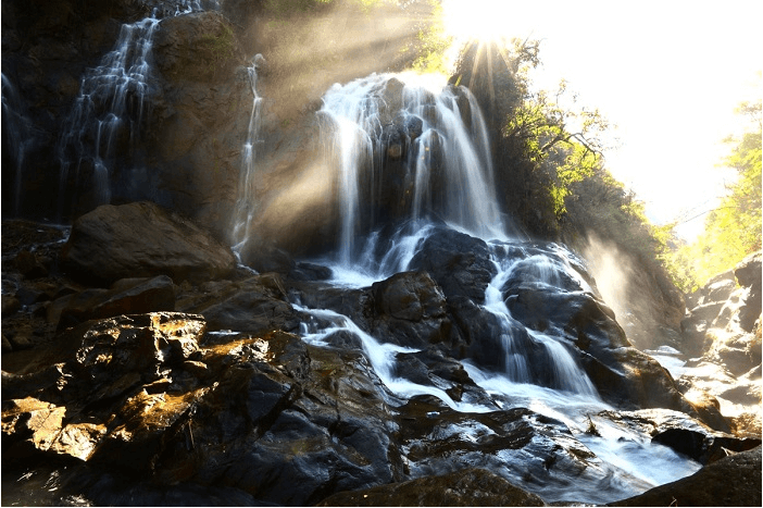 Vẻ đẹp của thác Tiên Sa lúc bình minh.