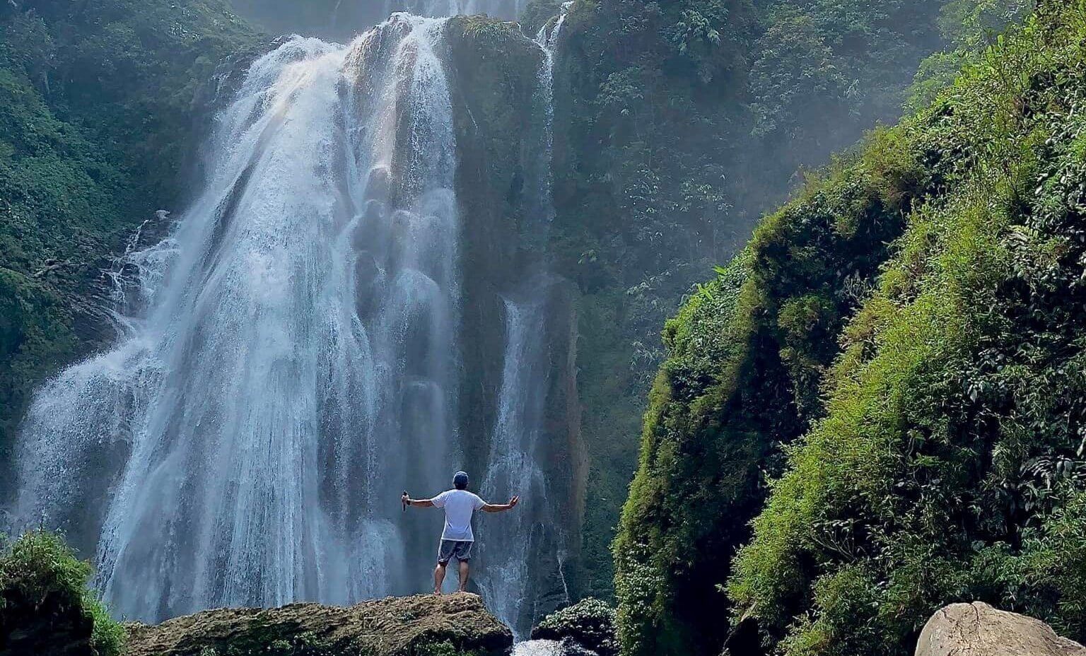 トゥエンクアン山脈と森林の真ん中にある自然のままの神秘的なナムメ滝の拡大図