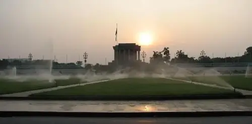 バーディン広場 - 夜明けのホーおじさんの霊廟