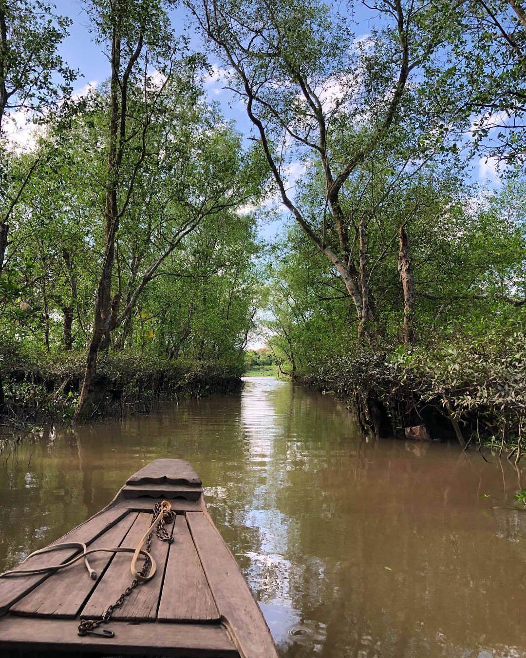 Phong cảnh hữu tình hai bên dòng sông tạo nên cảm giác thoải mái, thư giãn vô cùng