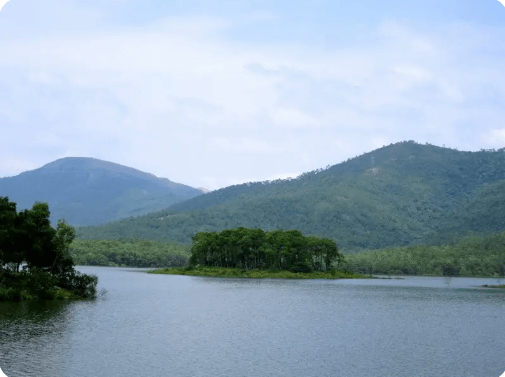 湖畔でチェックイン写真を撮るための高価な景色。