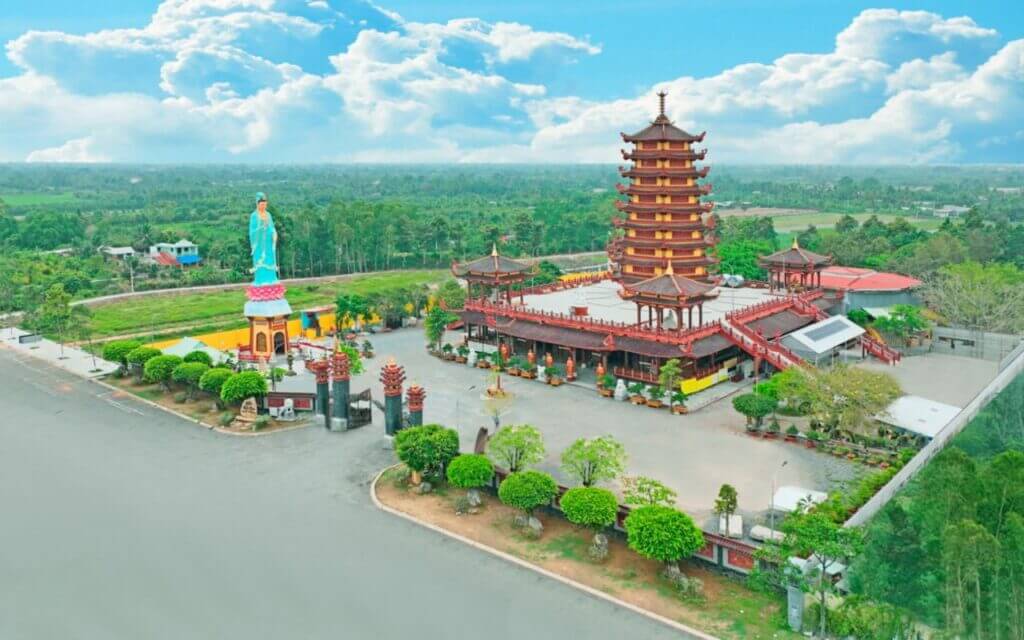 ヴィンロン翡翠仏塔は、タンガイコミューンのヴィンホア村にあります。