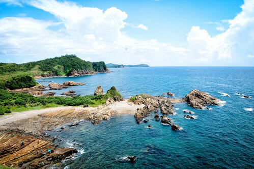 コト島の青い海、美しい日差し