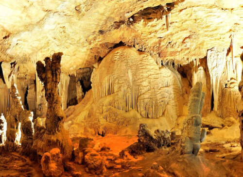 ハザンの洞窟 - 野生的で雄大な美しさと独特の渓谷システムを持つ洞窟