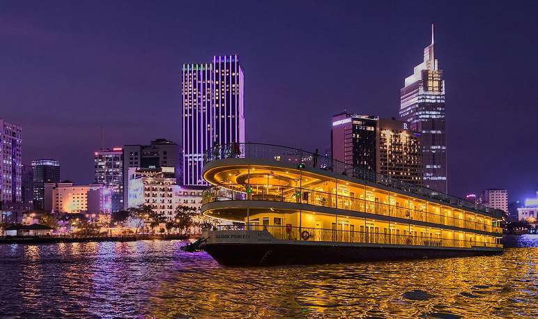 サイゴン川は、広大なサイゴンの大地を映し出す波打つ広大な川面で有名です。