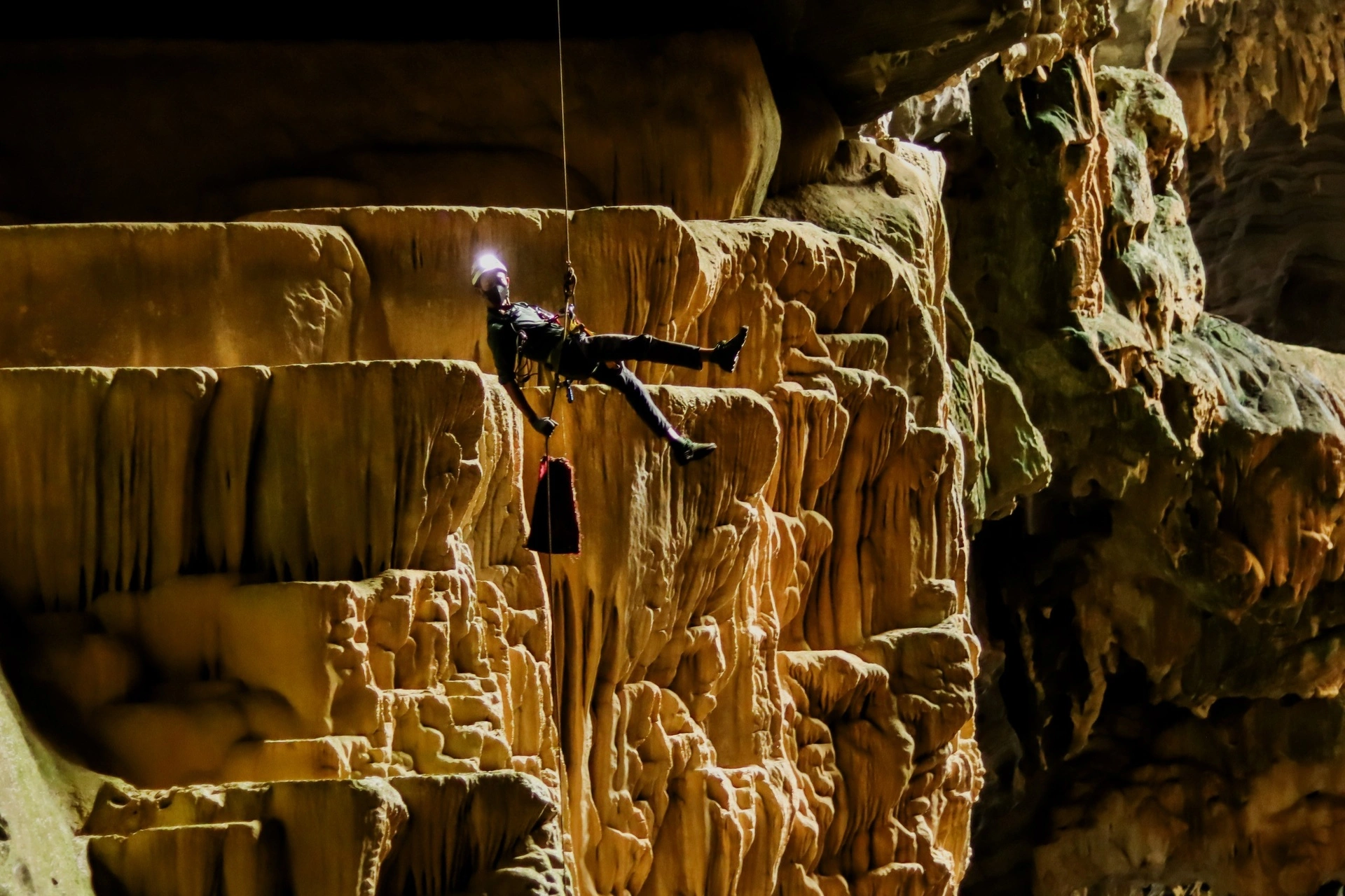 多くの観光客は、リュック モン洞窟を、形状の多様性と量と大きさの両方を備えた「鍾乳石の博物館」と比較します。
