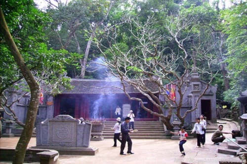 観光客がQuoc Mau Au Co寺院を訪れる