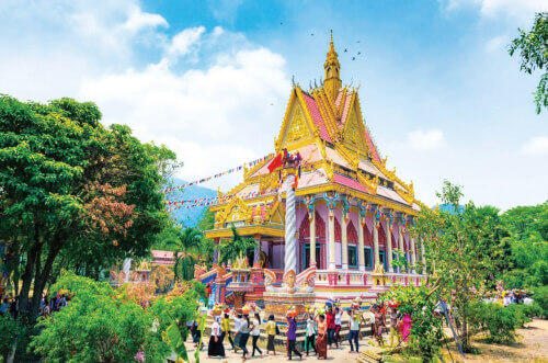 タイニンにあるクメール族のカオット寺院を鑑賞