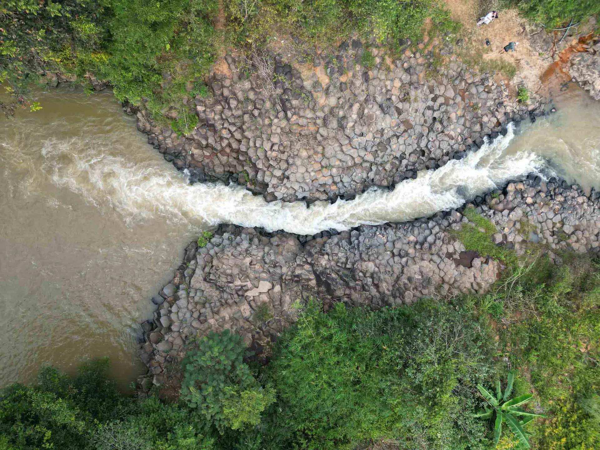 반 마을의 고대 돌 개울