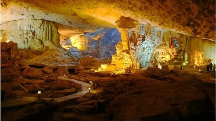 ティエンピ ホアビン洞窟の鍾乳石の美しさは神秘的な魅力をもたらし、誰もが情熱的になります。