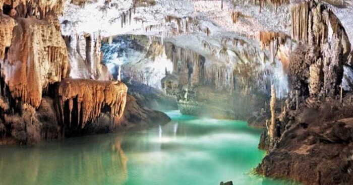 ロンティエン洞窟はおとぎの国のように魔法の光が輝いています