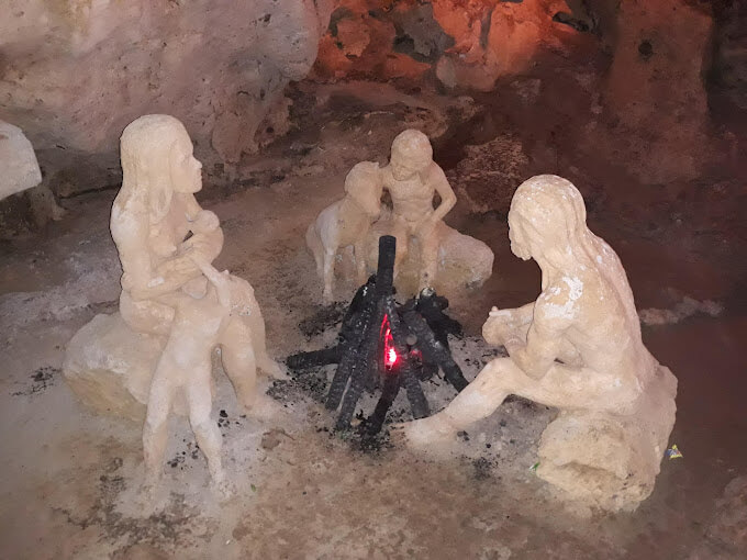 Trong động còn có những bức tượng Phật, tượng tái hiện cảnh sinh hoạt của con người thời nguyên thủy...