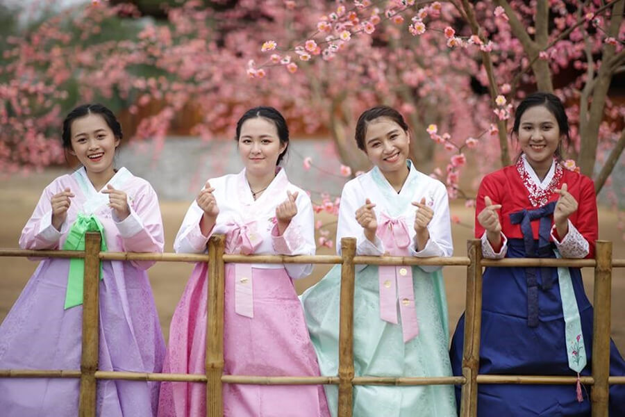 タイニントゥイホア庭園に来たら写真撮影のためにレンタルできる伝統衣装