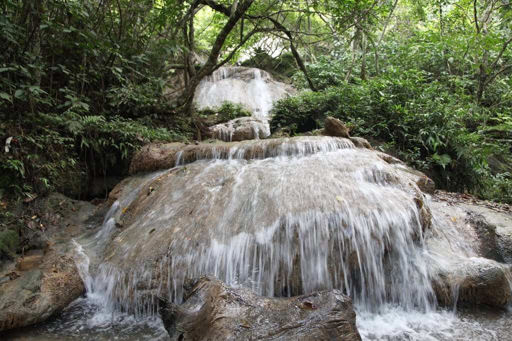 Thác Mơ sở hữu cảnh sắc vừa hoang sơ nhưng cũng không kém phần lãng mạn giữa chốn rẻo cao Tây Bắc