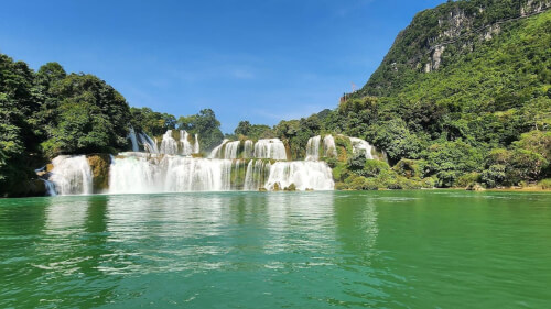 Mặt nước yên bình tại Thác Bản Giốc