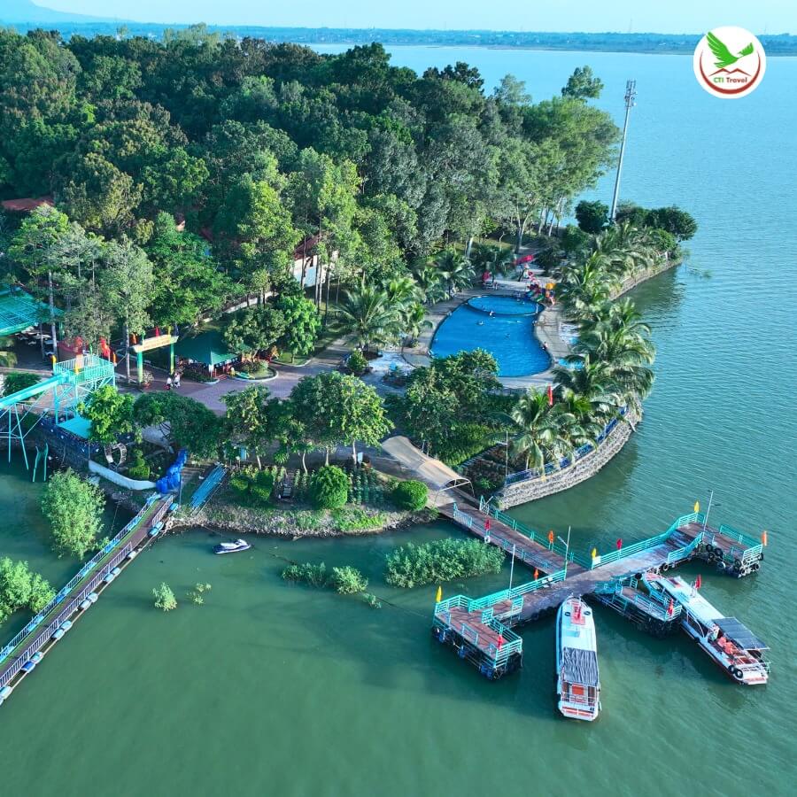 ミサゴ島は、トリアン湖の中心部にある「翡翠」としての評判で有名なだけでなく、数千羽のミサゴの生息地としても知られています。