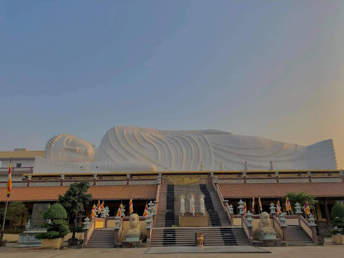 アジアで最も長い仏像があるホイカン寺院を発見