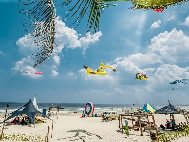 At Cam Binh Beach, kites of all colors often appear flying in the air.