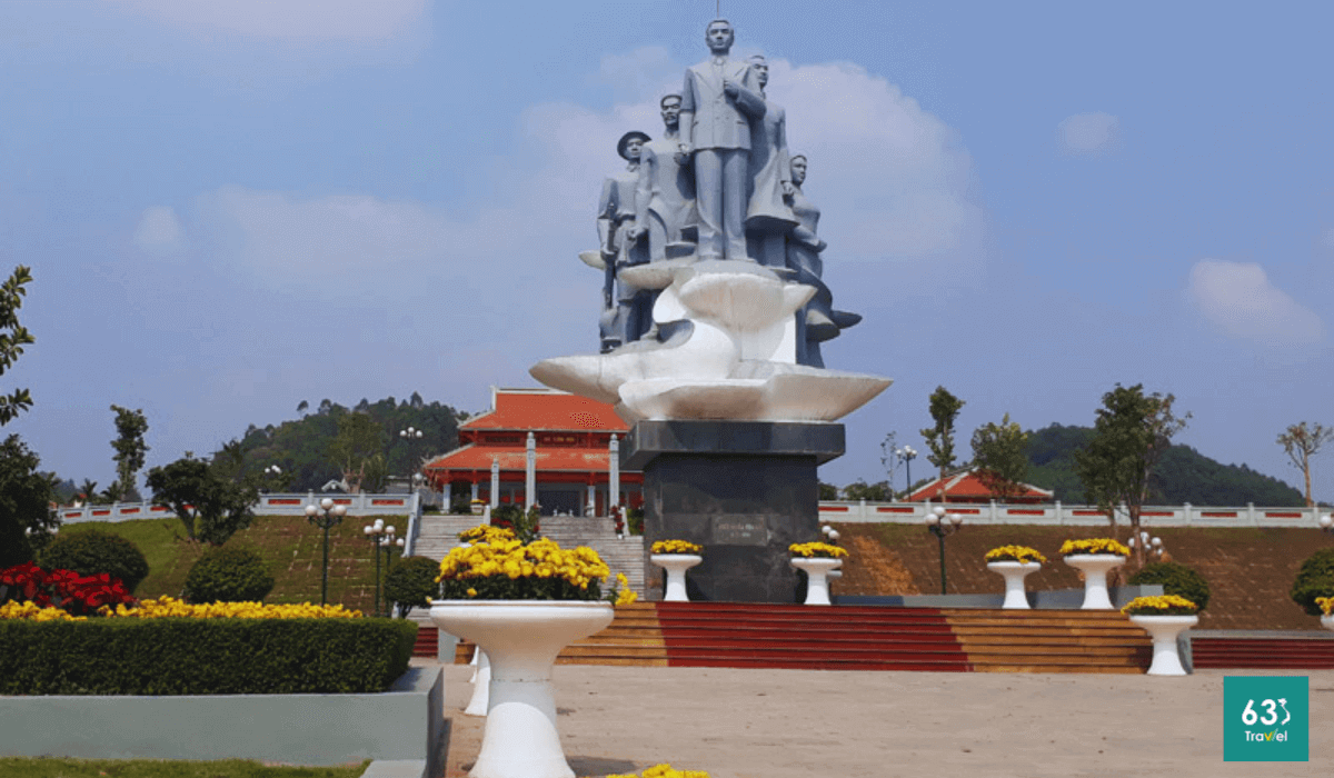 Thăm di tích mộ Nguyễn Thái Học và những chiến sĩ trẻ tuổi trong cuộc khởi nghĩa Yên Bái