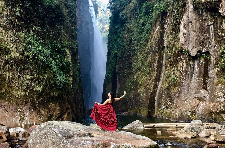 高い山に登って龍の滝を見る