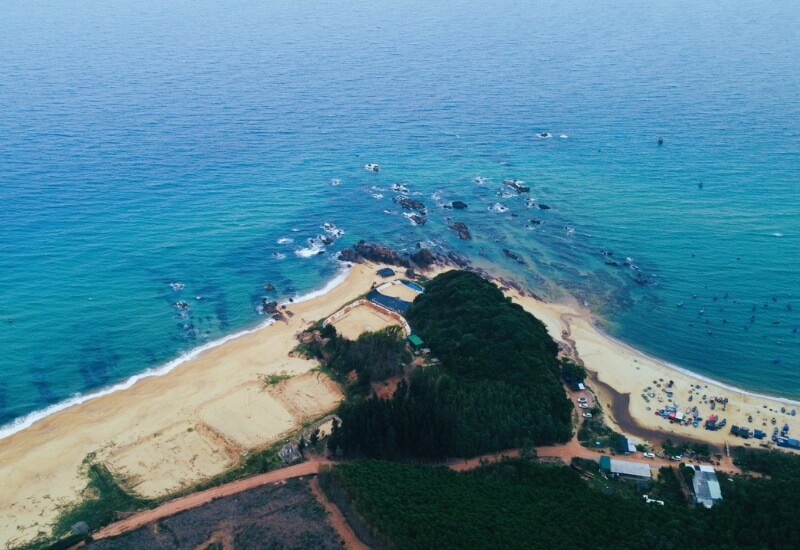 로디우 해변은 야성적이고 장엄한 아름다움을 지니고 있을 뿐만 아니라 수영을 즐기기에도 적합한 곳입니다.