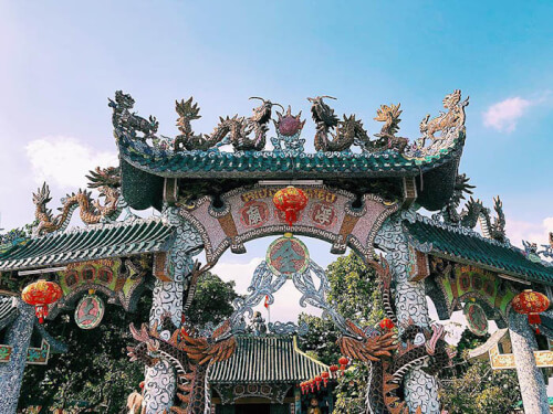 サイゴン川の中流に位置する建立 300 年の古寺院