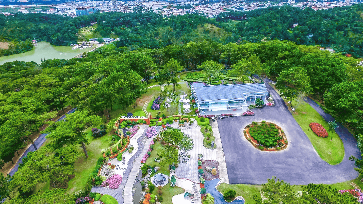 静かな空間があるこの場所は、人々がリラックスしたり、休憩したり、興味深いアクティビティに参加したりするためによく訪れる場所です。