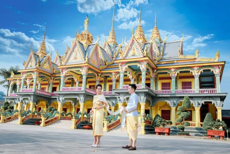 ソムロンパゴダも他の南クメールのパゴダと同じ建築様式で建てられており、面積は 5 ヘクタールで、本堂、サラ、僧侶の家、そして 1,500 冊を超える蔵書を備えた図書室が含まれています。