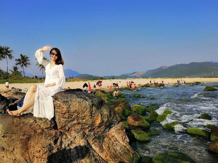 Chụp ảnh sống ảo bên mỏm đá rêu phong