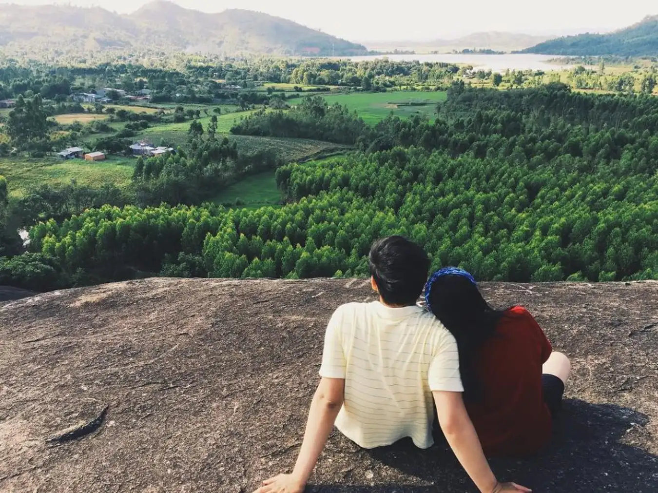 カップルは愛の成就を祈りにここに来ます。