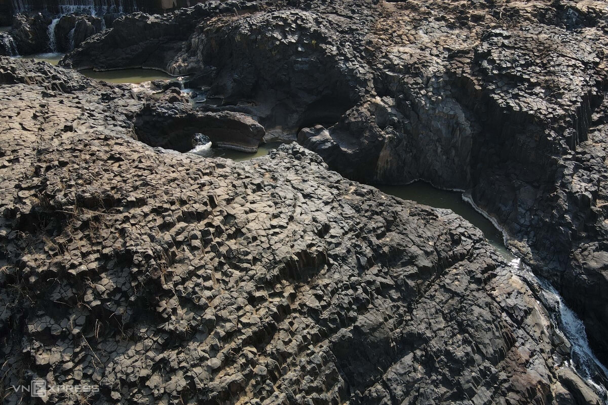 이 급류는 Gia Lai Mang Yang 지역 De Ar 마을 Don Hyang 마을의 H'Chan 수력 발전소 하류에 위치해 있습니다.