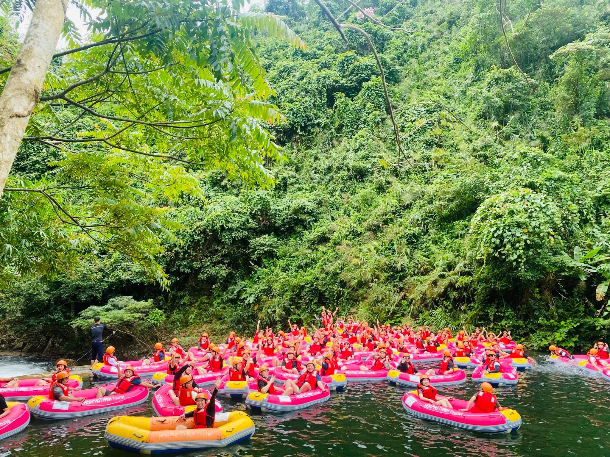 Khu du lịch Hoà Phú Thành nổi tiếng với trò chơi trượt thác hấp dẫn