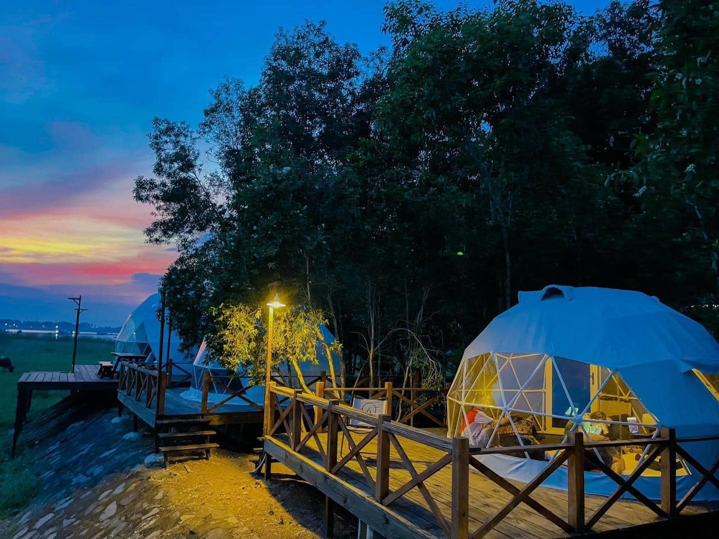 湖底の隣に位置する利点を活かし、訪問者は湖底の夕日と日の出を望むテントに滞在することができます。テント内にはエアコンも備えた個別の豪華なテントがあります。