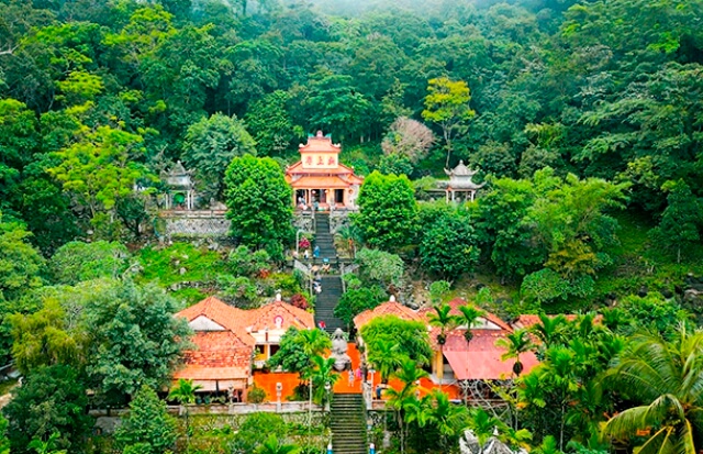 静かで荘厳な寺院の美しさ