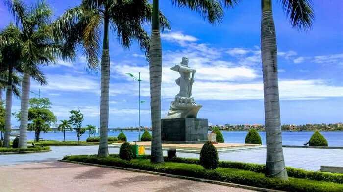 Bến đò và tượng đài Mẹ Suốt