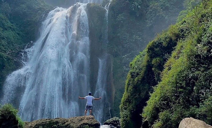 Hòa Mình Vào Dòng Nước Mát Lành Tại Thác Nặm Me