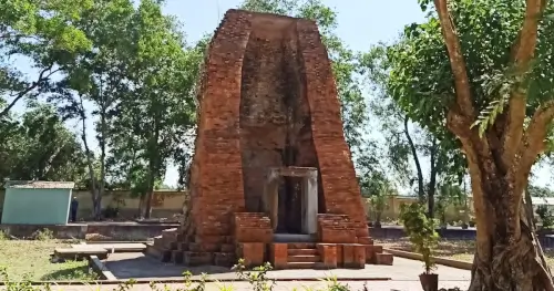 천년 된 Vinh Hung 고대 탑의 클로즈업