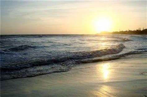 함롱 해변의 새벽