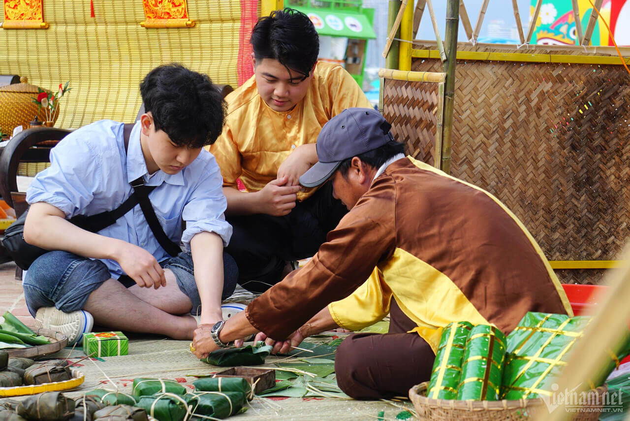 ダナンビーチでテトジャムと手巻きバインチュンを楽しむ外国人観光客