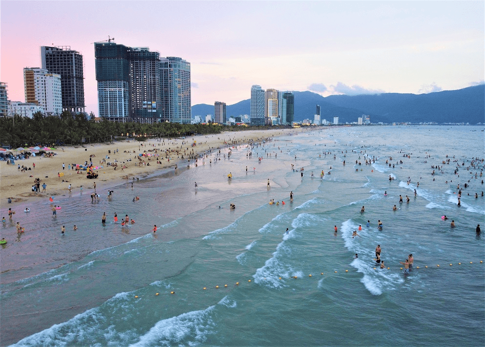 ヴァン ドン ビーチでのにぎやかな水泳アクティビティ