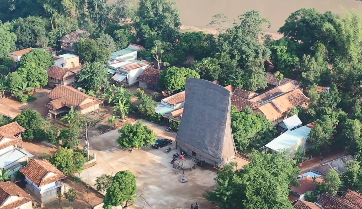 コンコツ村は、壮大な古代の家々や独特な文化的特徴を備えたバナ族の最も民族的な特徴を今も残している古代の村です。