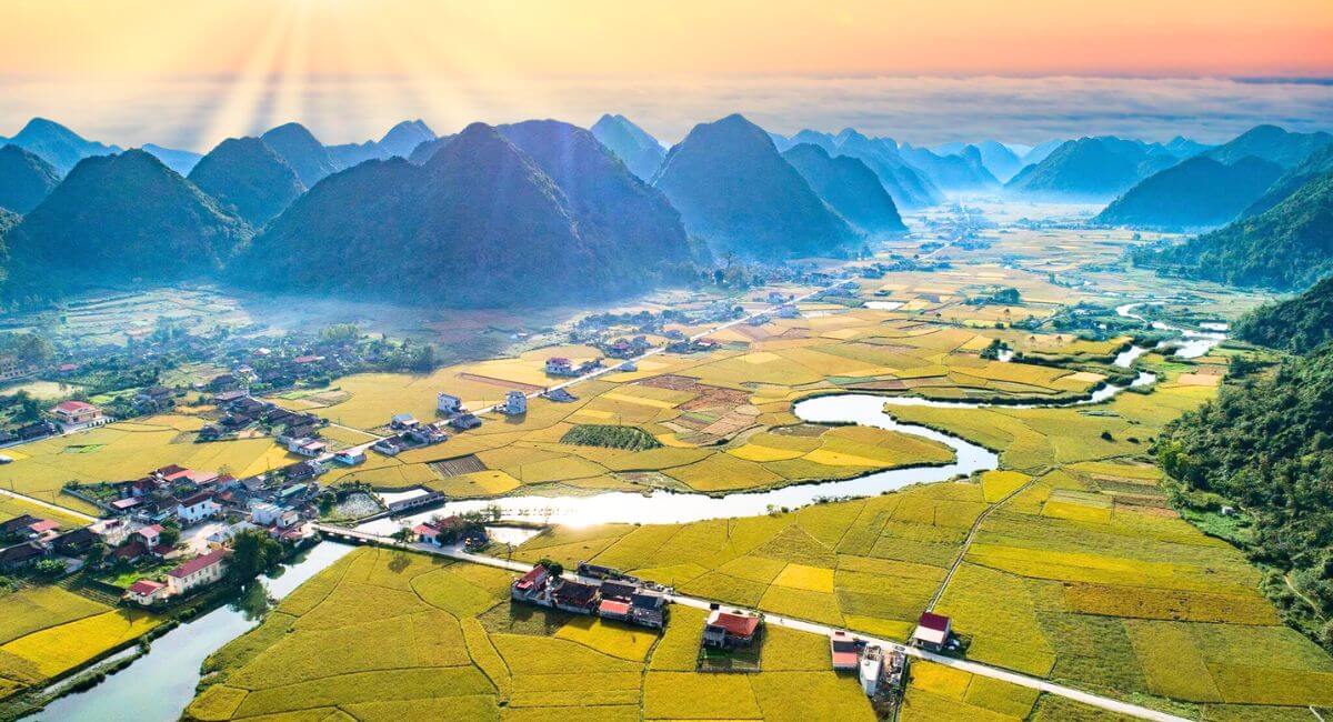 Ngắm hoàng hôn trên đỉnh núi Nà Lay