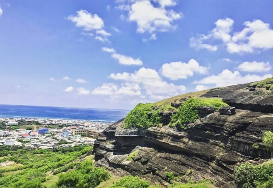 When visiting Cao Cat Mountain, you will discover and see rocks with extremely unique shapes.
