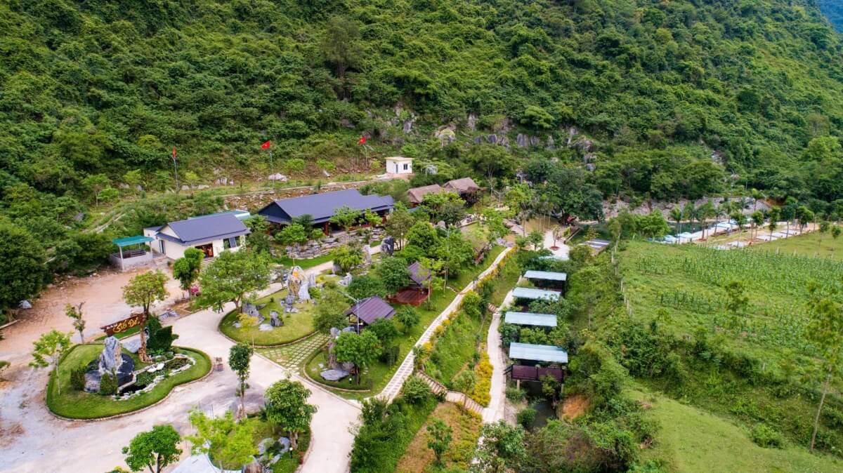 スオイ・ダ・クアンビン観光エリアは、クアンビン省ボー・チャック地区フック・チャック・コミューン村3に位置し、2022年にオープンする新しい目的地です。