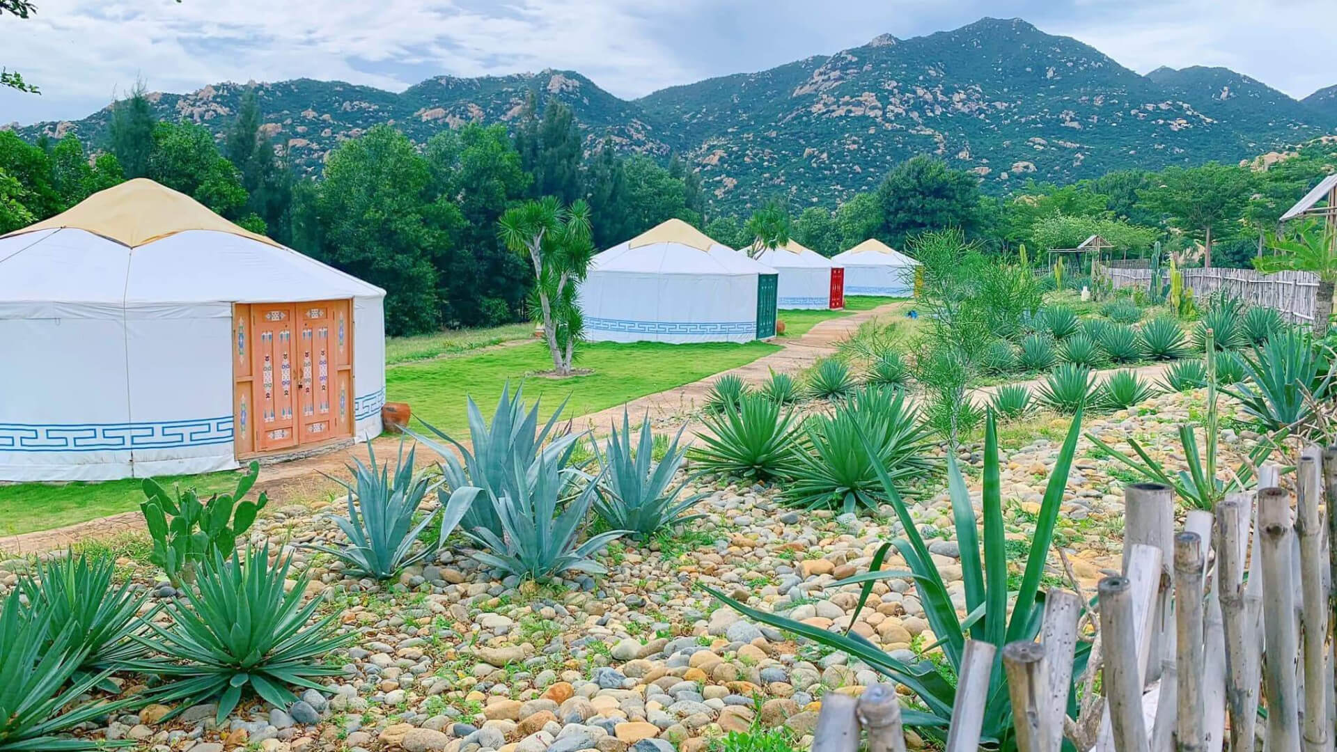 Ninh Thuan Mongolian Village (Tanyoli Binh Thuan) attracts many visitors because it recreates the life of nomadic people.