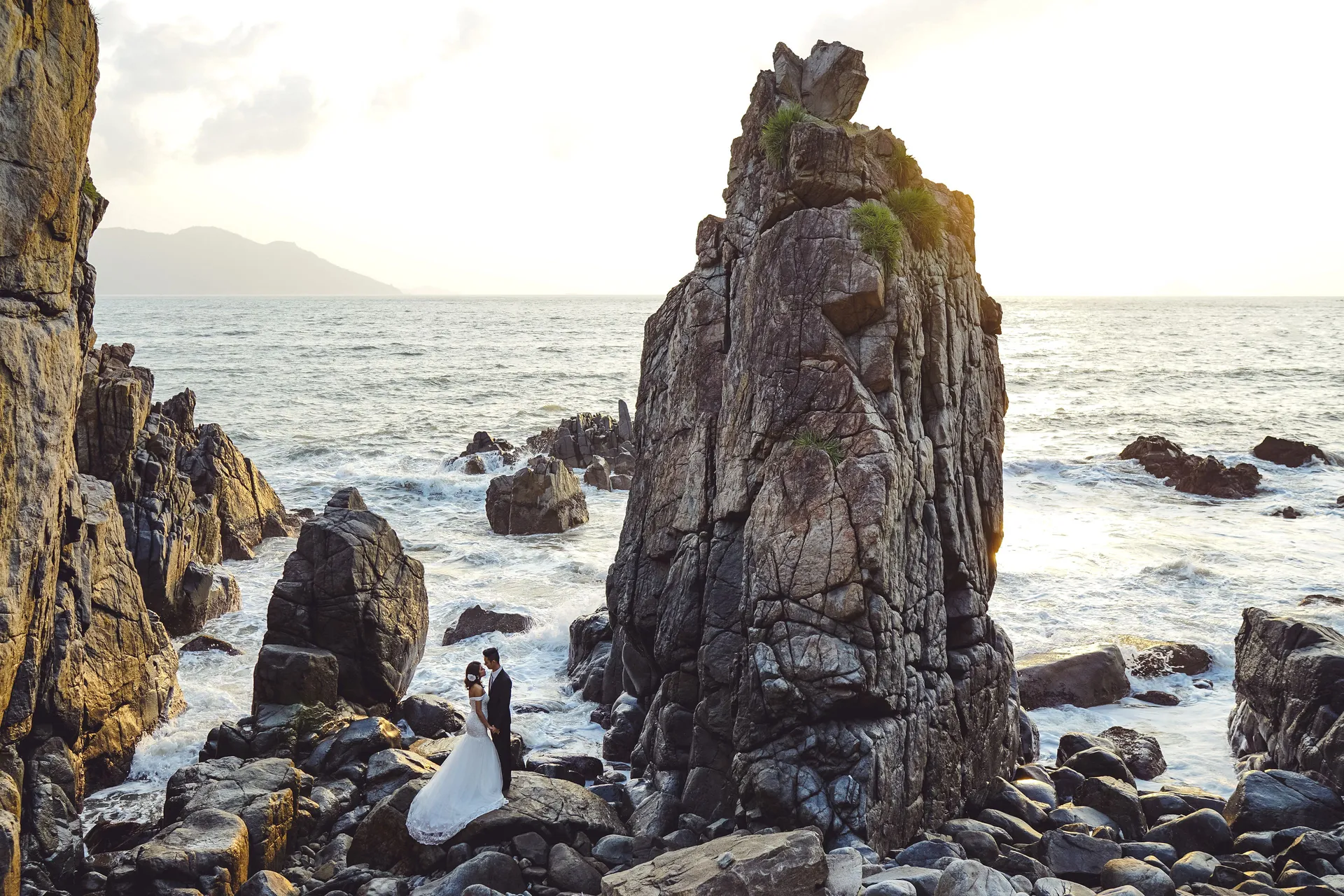 With majestic and lyrical natural scenery, Hang Heo rock beach becomes the ideal check-in address for all tourists.