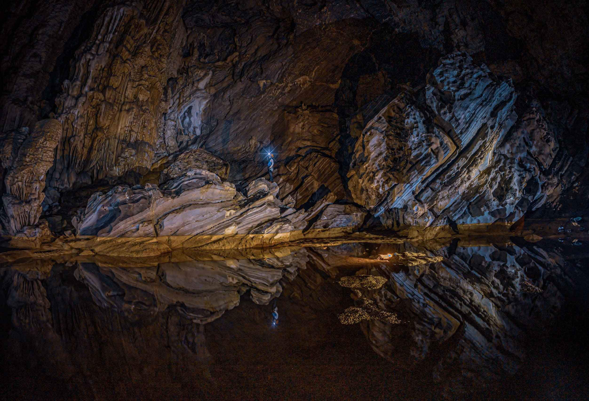 チュンホアコミューンからホアソンコミューン（クアンビン省ミンホア区）まで続くルクモン洞窟は、長さ2,862メートル、天井の高さ約300メートルの洞窟です。