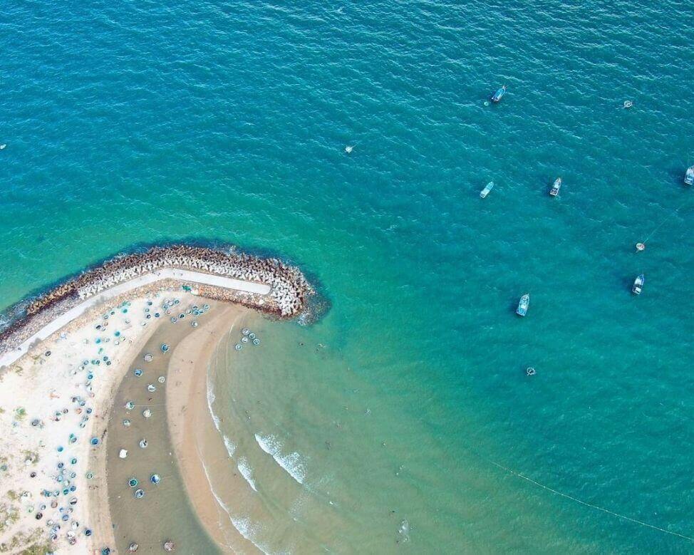 上から見るオンディアロックビーチは、エメラルドグリーンの海と奇岩の起伏に心がときめきます。